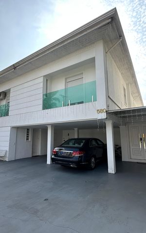 Casa de condomínio para alugar com 348m², 4 quartos e 6 vagas Casa de condomínio para alugar com 348m², 4 quartos e 6 vagasFachada