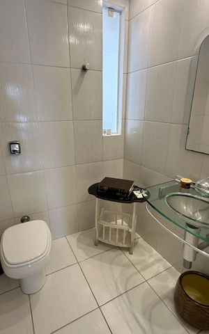 Casa de condomínio para alugar com 348m², 4 quartos e 6 vagas Casa de condomínio para alugar com 348m², 4 quartos e 6 vagasLavabo