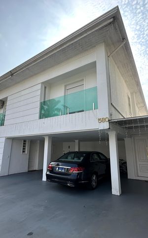 Casa de condomínio para alugar com 348m², 4 quartos e 6 vagas Casa de condomínio para alugar com 348m², 4 quartos e 6 vagasFachada