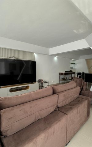 Casa de condomínio para alugar com 348m², 4 quartos e 6 vagas Casa de condomínio para alugar com 348m², 4 quartos e 6 vagasSala