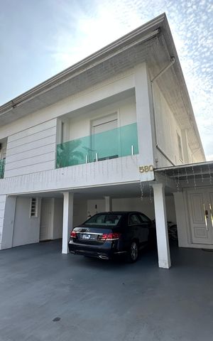 Casa de condomínio para alugar com 348m², 4 quartos e 6 vagas Casa de condomínio para alugar com 348m², 4 quartos e 6 vagasFachada
