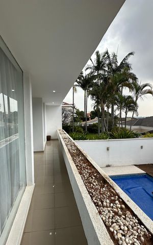 Casa de condomínio para alugar com 348m², 4 quartos e 6 vagas Casa de condomínio para alugar com 348m², 4 quartos e 6 vagasVaranda