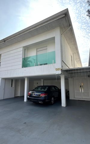 Casa de condomínio para alugar com 348m², 4 quartos e 6 vagas Casa de condomínio para alugar com 348m², 4 quartos e 6 vagasFachada