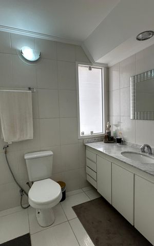 Casa de condomínio para alugar com 348m², 4 quartos e 6 vagas Casa de condomínio para alugar com 348m², 4 quartos e 6 vagasBanheiro social