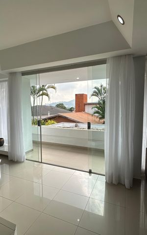 Casa de condomínio para alugar com 348m², 4 quartos e 6 vagas Casa de condomínio para alugar com 348m², 4 quartos e 6 vagasSala