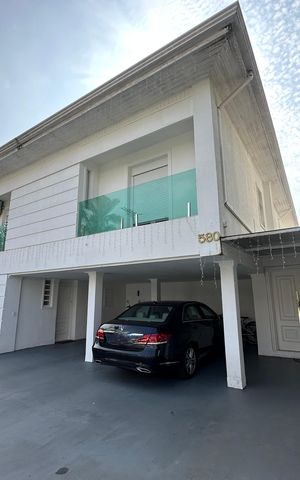 Casa de condomínio para alugar com 348m², 4 quartos e 6 vagas Casa de condomínio para alugar com 348m², 4 quartos e 6 vagasFachada