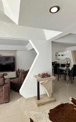Casa de condomínio para alugar com 348m², 4 quartos e 6 vagas Casa de condomínio para alugar com 348m², 4 quartos e 6 vagasSala