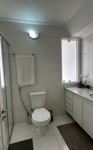 Casa de condomínio para alugar com 348m², 4 quartos e 6 vagas Casa de condomínio para alugar com 348m², 4 quartos e 6 vagasBanheiro social