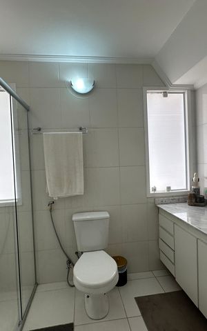 Casa de condomínio para alugar com 348m², 4 quartos e 6 vagas Casa de condomínio para alugar com 348m², 4 quartos e 6 vagasBanheiro social
