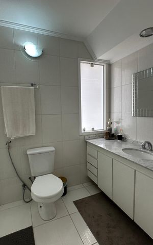 Casa de condomínio para alugar com 348m², 4 quartos e 6 vagas Casa de condomínio para alugar com 348m², 4 quartos e 6 vagasBanheiro social