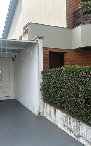 Casa de condomínio para alugar com 348m², 4 quartos e 6 vagas Casa de condomínio para alugar com 348m², 4 quartos e 6 vagasFachada