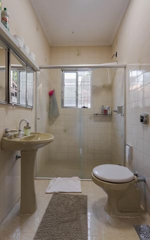 Casa à venda com 204m², 3 quartos e 4 vagas Casa à venda com 204m², 3 quartos e 4 vagasBanheiro