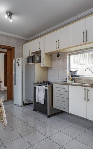 Casa à venda com 204m², 3 quartos e 4 vagas Casa à venda com 204m², 3 quartos e 4 vagasCozinha
