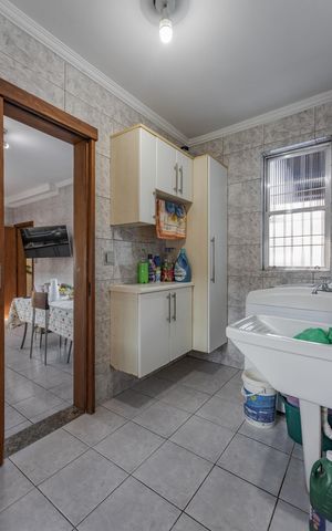Casa à venda com 204m², 3 quartos e 4 vagas Casa à venda com 204m², 3 quartos e 4 vagasÁrea de Serviço