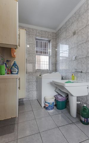 Casa à venda com 204m², 3 quartos e 4 vagas Casa à venda com 204m², 3 quartos e 4 vagasÁrea de Serviço