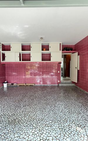 Casa à venda com 390m², 4 quartos e 4 vagas Casa à venda com 390m², 4 quartos e 4 vagasGaragem