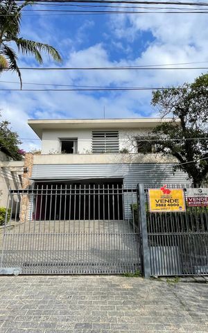 Casa à venda com 390m², 4 quartos e 4 vagas Casa à venda com 390m², 4 quartos e 4 vagasFachada