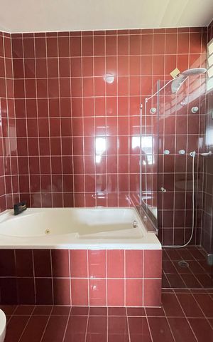 Casa à venda com 390m², 4 quartos e 4 vagas Casa à venda com 390m², 4 quartos e 4 vagasBanheiro 1