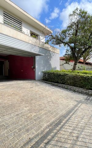 Casa à venda com 390m², 4 quartos e 4 vagas Casa à venda com 390m², 4 quartos e 4 vagasGaragem