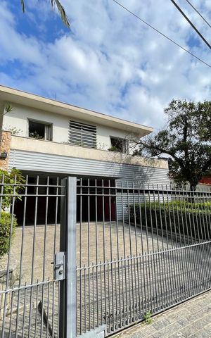 Casa à venda com 390m², 4 quartos e 4 vagas Casa à venda com 390m², 4 quartos e 4 vagasFachada