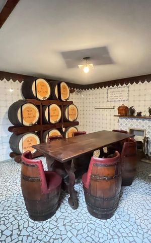 Casa à venda com 390m², 4 quartos e 4 vagas Casa à venda com 390m², 4 quartos e 4 vagasPorão/Adega de vinhos
