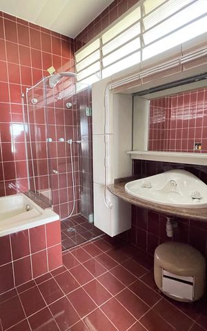 Casa à venda com 390m², 4 quartos e 4 vagas Casa à venda com 390m², 4 quartos e 4 vagasBanheiro 1