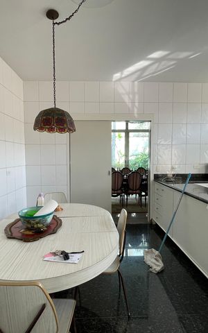 Casa à venda com 390m², 4 quartos e 4 vagas Casa à venda com 390m², 4 quartos e 4 vagasCozinha