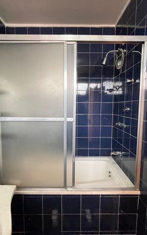 Casa à venda com 390m², 4 quartos e 4 vagas Casa à venda com 390m², 4 quartos e 4 vagasBanheiro 2