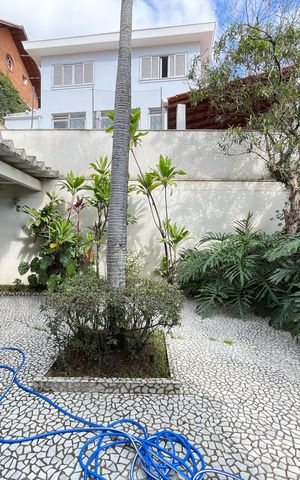 Casa à venda com 390m², 4 quartos e 4 vagas Casa à venda com 390m², 4 quartos e 4 vagasQuintal