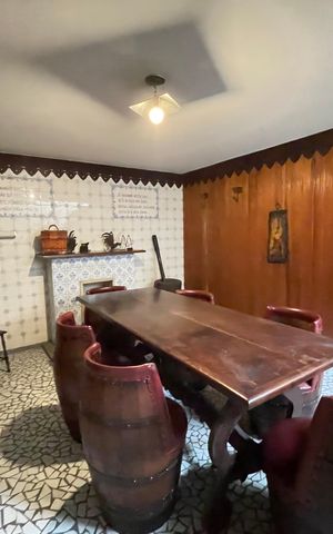 Casa à venda com 390m², 4 quartos e 4 vagas Casa à venda com 390m², 4 quartos e 4 vagasPorão/Adega de vinhos