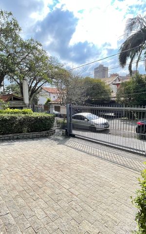 Casa à venda com 390m², 4 quartos e 4 vagas Casa à venda com 390m², 4 quartos e 4 vagasGaragem