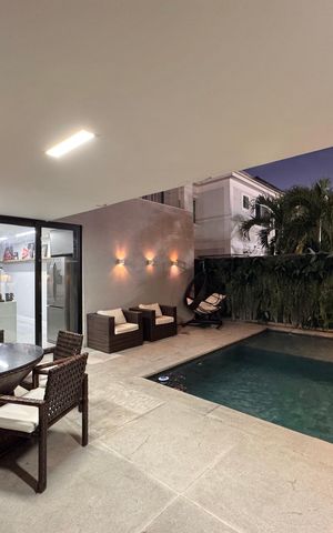 Casa de condomínio à venda com 450m², 4 quartos e 3 vagas Casa de condomínio à venda com 450m², 4 quartos e 3 vagasÁrea externa