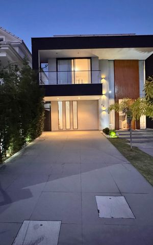 Casa de condomínio à venda com 450m², 4 quartos e 3 vagas Casa de condomínio à venda com 450m², 4 quartos e 3 vagasFachada