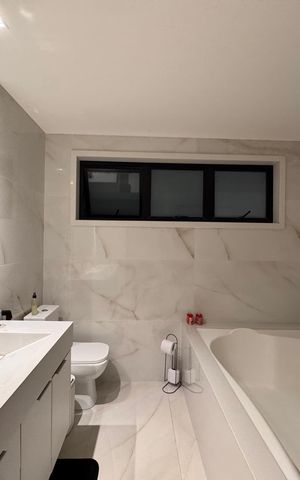 Casa de condomínio à venda com 450m², 4 quartos e 3 vagas Casa de condomínio à venda com 450m², 4 quartos e 3 vagasSuíte 1 - Banheiro