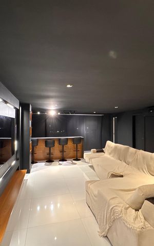 Casa de condomínio à venda com 450m², 4 quartos e 3 vagas Casa de condomínio à venda com 450m², 4 quartos e 3 vagasSala de TV