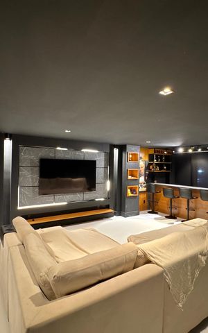 Casa de condomínio à venda com 450m², 4 quartos e 3 vagas Casa de condomínio à venda com 450m², 4 quartos e 3 vagasSala de TV