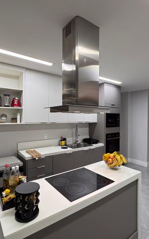 Casa de condomínio à venda com 450m², 4 quartos e 3 vagas Casa de condomínio à venda com 450m², 4 quartos e 3 vagasCozinha