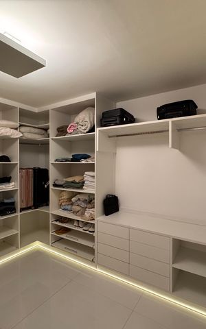 Casa de condomínio à venda com 450m², 4 quartos e 3 vagas Casa de condomínio à venda com 450m², 4 quartos e 3 vagasSuíte 1 - Closet
