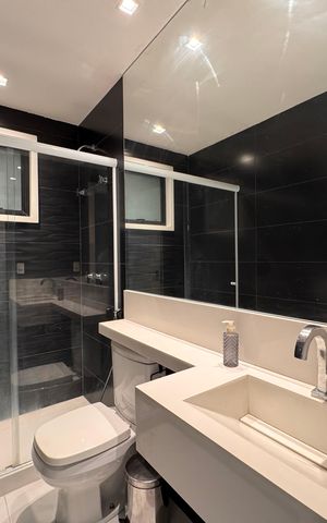 Casa de condomínio à venda com 450m², 4 quartos e 3 vagas Casa de condomínio à venda com 450m², 4 quartos e 3 vagasÁrea externa - Banheiro