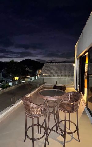 Casa de condomínio à venda com 450m², 4 quartos e 3 vagas Casa de condomínio à venda com 450m², 4 quartos e 3 vagasTerraço
