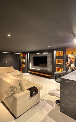 Casa de condomínio à venda com 450m², 4 quartos e 3 vagas Casa de condomínio à venda com 450m², 4 quartos e 3 vagasSala de TV