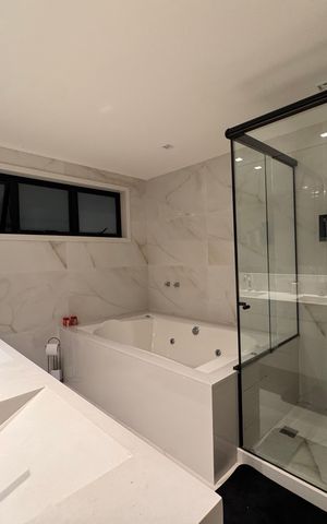 Casa de condomínio à venda com 450m², 4 quartos e 3 vagas Casa de condomínio à venda com 450m², 4 quartos e 3 vagasSuíte 1 - Banheiro