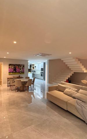 Casa de condomínio à venda com 450m², 4 quartos e 3 vagas Casa de condomínio à venda com 450m², 4 quartos e 3 vagasSala