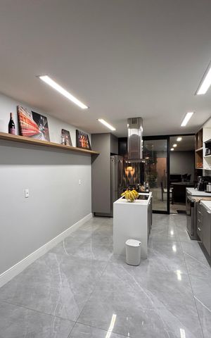 Casa de condomínio à venda com 450m², 4 quartos e 3 vagas Casa de condomínio à venda com 450m², 4 quartos e 3 vagasCozinha