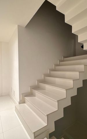 Casa de condomínio à venda com 450m², 4 quartos e 3 vagas Casa de condomínio à venda com 450m², 4 quartos e 3 vagasEscada