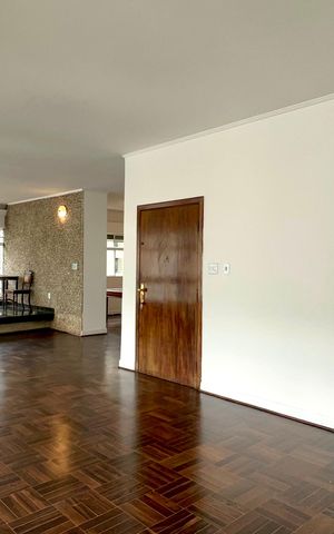 Apartamento à venda com 256m², 4 quartos e 2 vagas Apartamento à venda com 256m², 4 quartos e 2 vagasSala