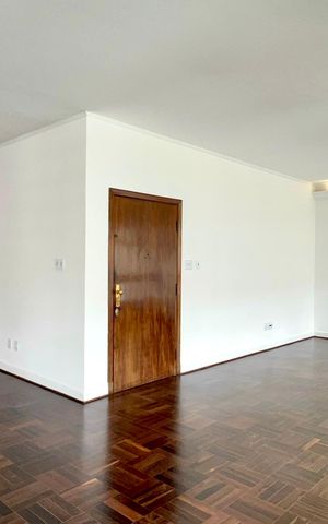 Apartamento à venda com 256m², 4 quartos e 2 vagas Apartamento à venda com 256m², 4 quartos e 2 vagasSala
