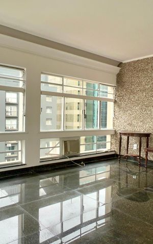 Apartamento à venda com 256m², 4 quartos e 2 vagas Apartamento à venda com 256m², 4 quartos e 2 vagasDetalhe Sala