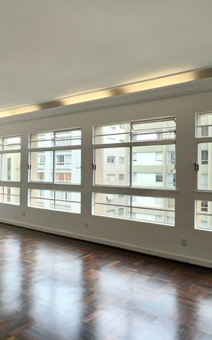 Apartamento à venda com 256m², 4 quartos e 2 vagas Apartamento à venda com 256m², 4 quartos e 2 vagasSala