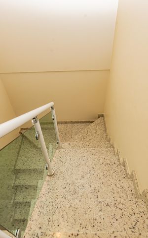 Casa à venda com 149m², 3 quartos e 2 vagas Casa à venda com 149m², 3 quartos e 2 vagasEscada